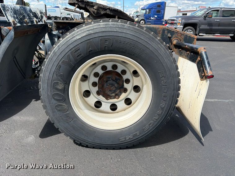 image for item DQ7896 2013 Freightliner Cascadia semi truck