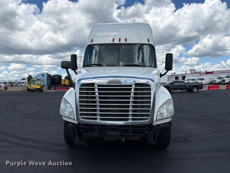 image for item DQ7897 2019 Freightliner Cascadia semi truck