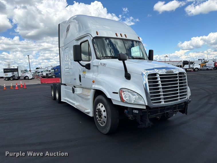 image for item DQ7897 2019 Freightliner Cascadia semi truck