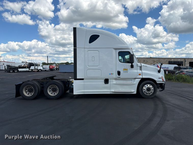 image for item DQ7897 2019 Freightliner Cascadia semi truck