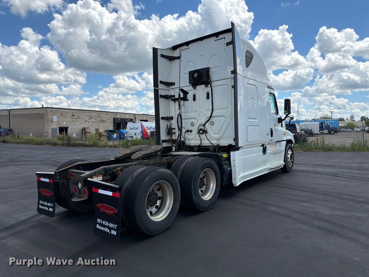 image for item DQ7897 2019 Freightliner Cascadia semi truck