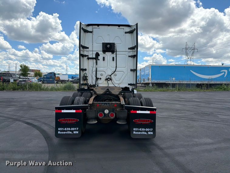 image for item DQ7897 2019 Freightliner Cascadia semi truck