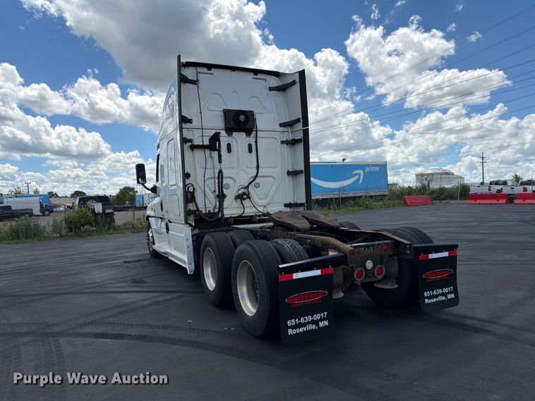 image for item DQ7897 2019 Freightliner Cascadia semi truck