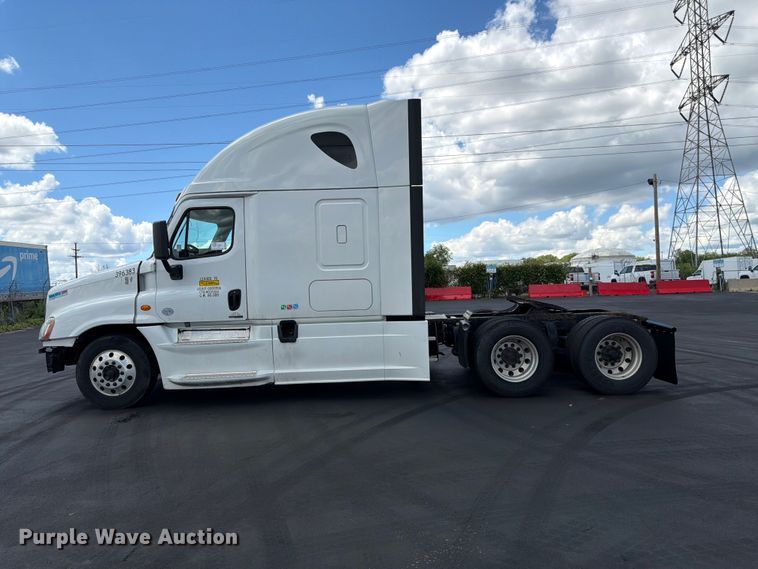 image for item DQ7897 2019 Freightliner Cascadia semi truck