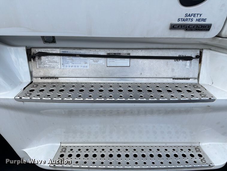 image for item DQ7897 2019 Freightliner Cascadia semi truck