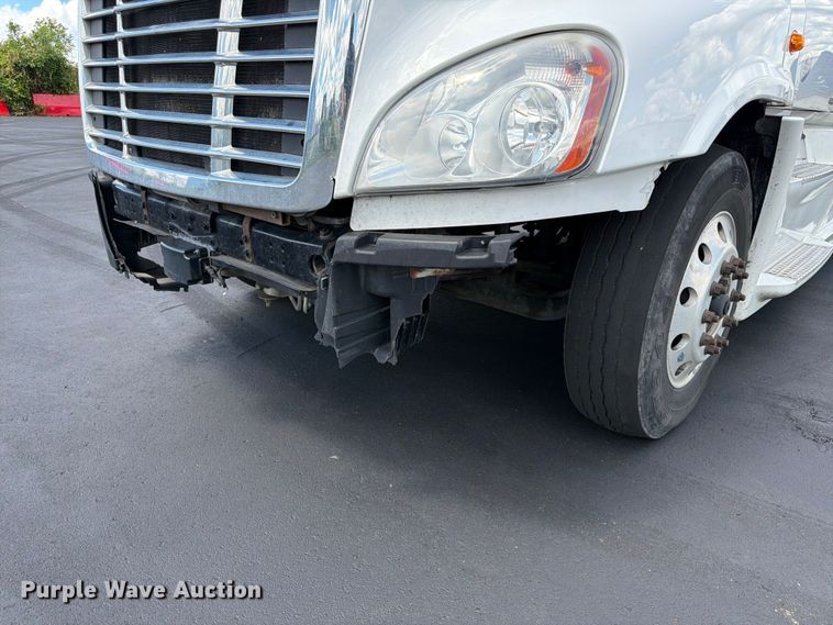 image for item DQ7897 2019 Freightliner Cascadia semi truck