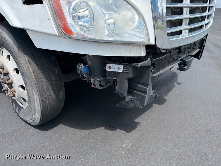 image for item DQ7897 2019 Freightliner Cascadia semi truck