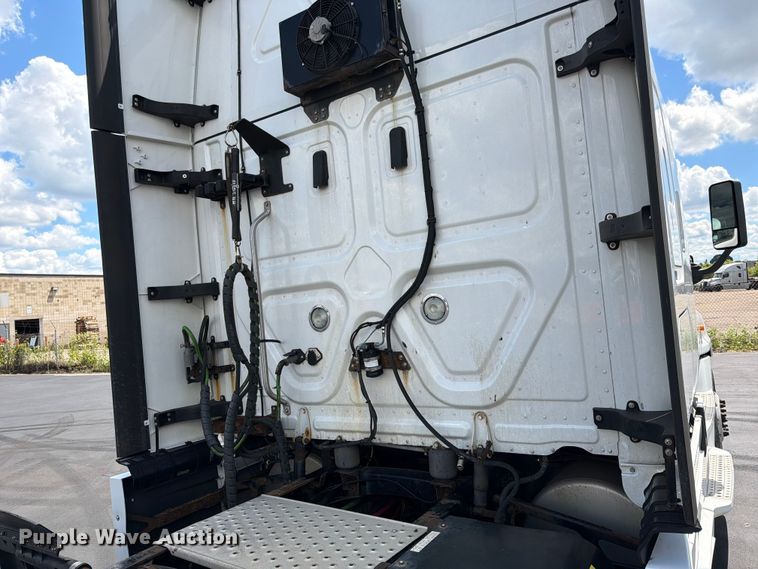image for item DQ7897 2019 Freightliner Cascadia semi truck