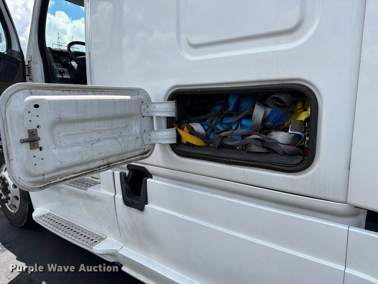 image for item DQ7897 2019 Freightliner Cascadia semi truck