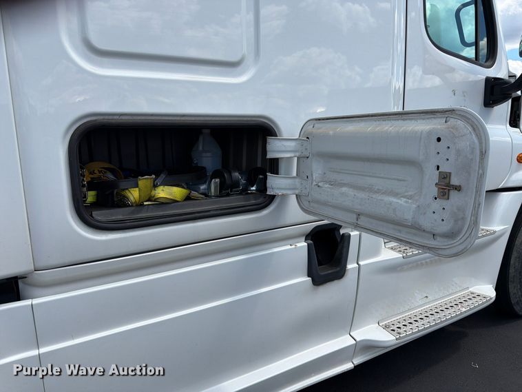 image for item DQ7897 2019 Freightliner Cascadia semi truck