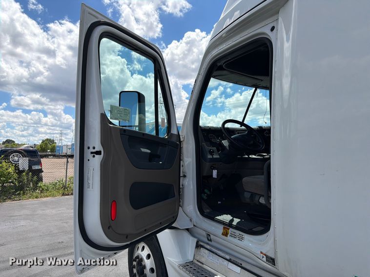 image for item DQ7897 2019 Freightliner Cascadia semi truck
