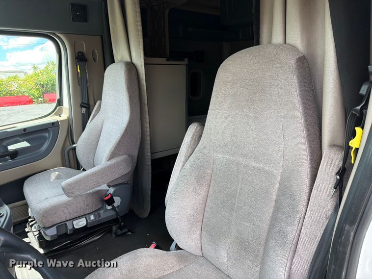 image for item DQ7897 2019 Freightliner Cascadia semi truck