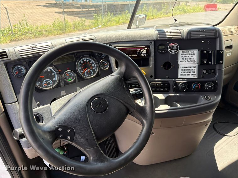 image for item DQ7897 2019 Freightliner Cascadia semi truck