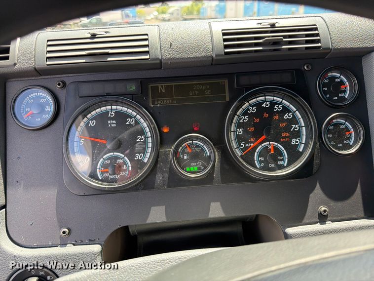 image for item DQ7897 2019 Freightliner Cascadia semi truck