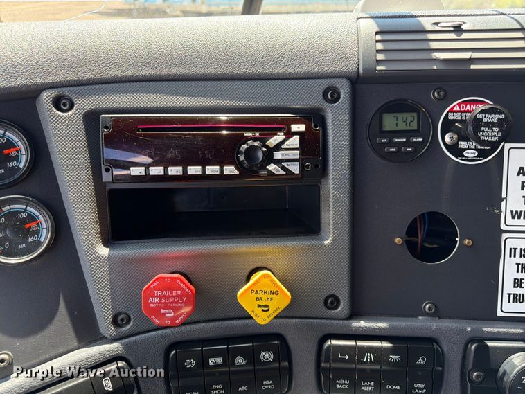 image for item DQ7897 2019 Freightliner Cascadia semi truck