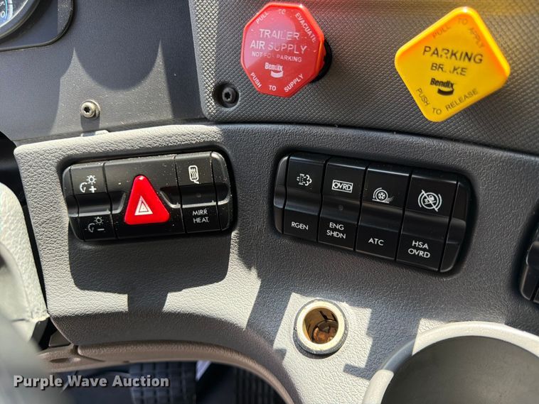image for item DQ7897 2019 Freightliner Cascadia semi truck