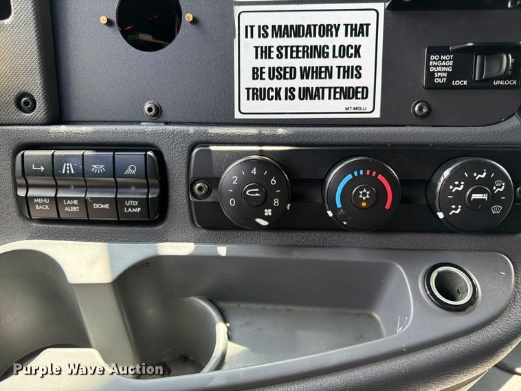 image for item DQ7897 2019 Freightliner Cascadia semi truck