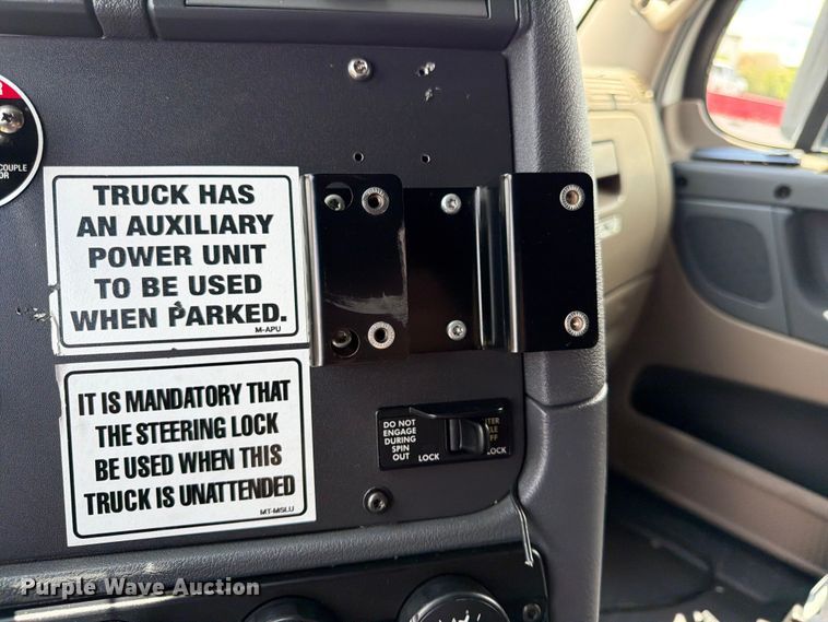 image for item DQ7897 2019 Freightliner Cascadia semi truck