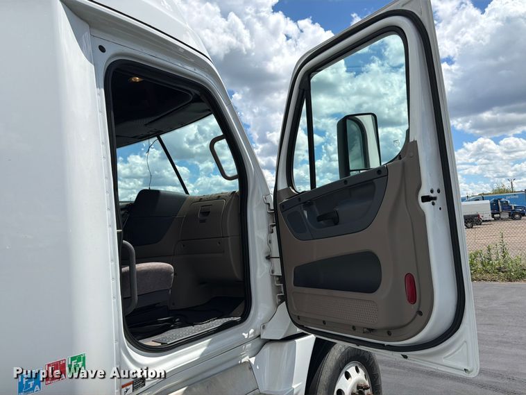 image for item DQ7897 2019 Freightliner Cascadia semi truck