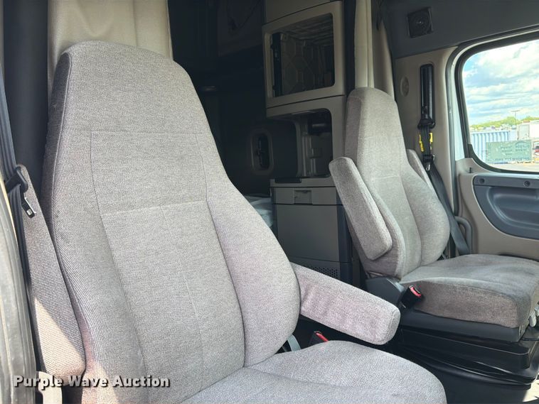 image for item DQ7897 2019 Freightliner Cascadia semi truck