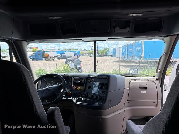 image for item DQ7897 2019 Freightliner Cascadia semi truck