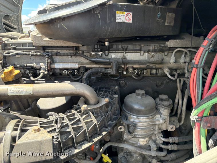 image for item DQ7897 2019 Freightliner Cascadia semi truck