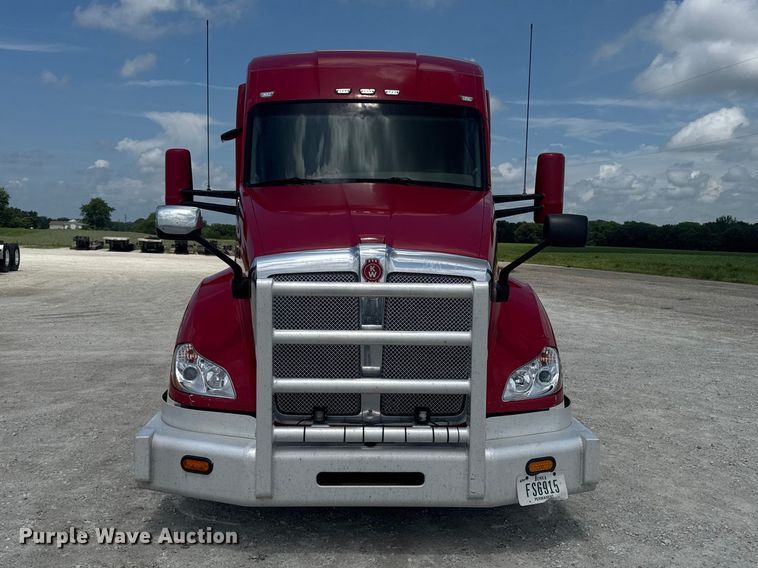 image for item DV2021 2016 Kenworth T680 semi truck