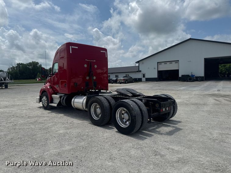 image for item DV2021 2016 Kenworth T680 semi truck