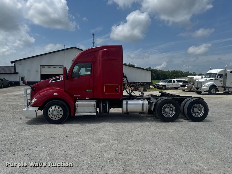 image for item DV2021 2016 Kenworth T680 semi truck