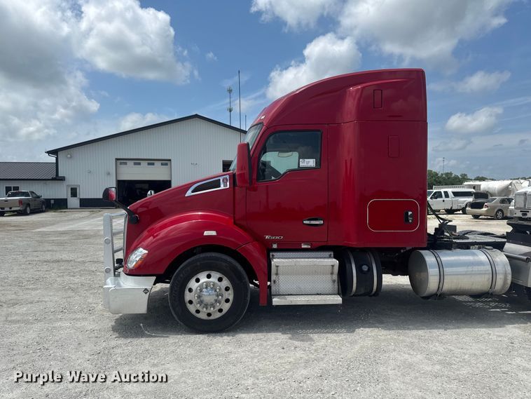 image for item DV2021 2016 Kenworth T680 semi truck