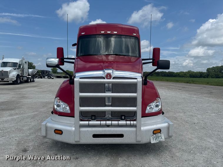 image for item DV2021 2016 Kenworth T680 semi truck