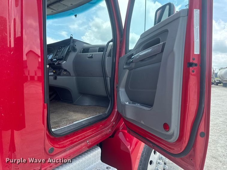 image for item DV2021 2016 Kenworth T680 semi truck
