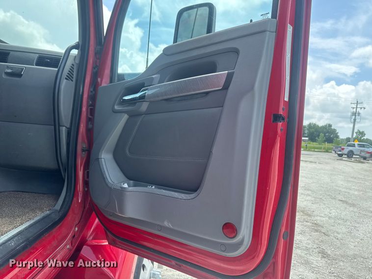 image for item DV2021 2016 Kenworth T680 semi truck