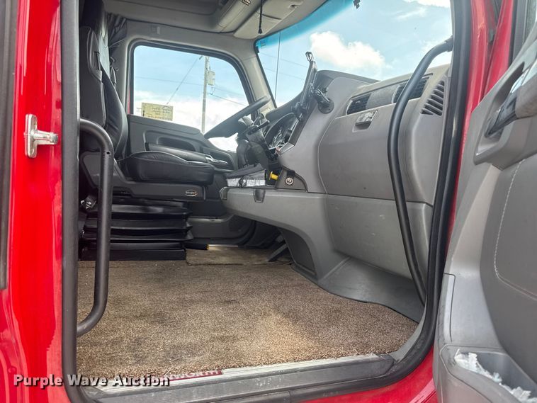 image for item DV2021 2016 Kenworth T680 semi truck