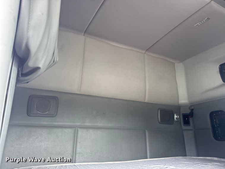 image for item DV2021 2016 Kenworth T680 semi truck