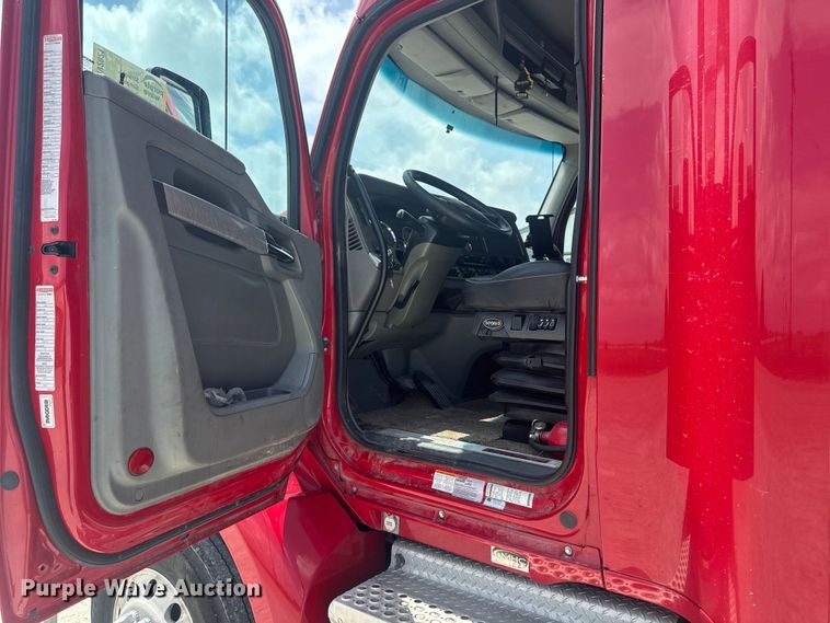 image for item DV2021 2016 Kenworth T680 semi truck