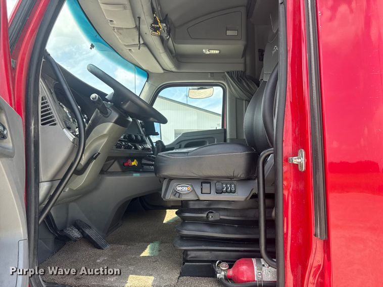 image for item DV2021 2016 Kenworth T680 semi truck
