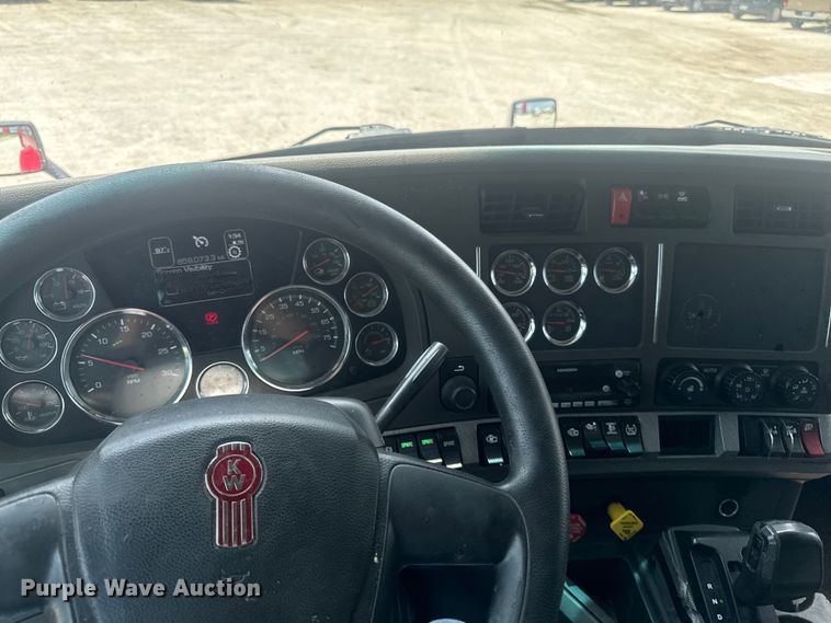 image for item DV2021 2016 Kenworth T680 semi truck