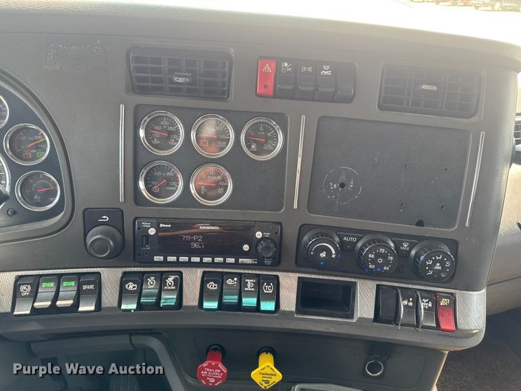 image for item DV2021 2016 Kenworth T680 semi truck