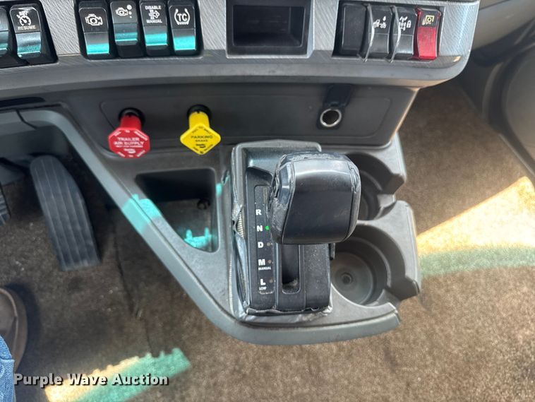 image for item DV2021 2016 Kenworth T680 semi truck