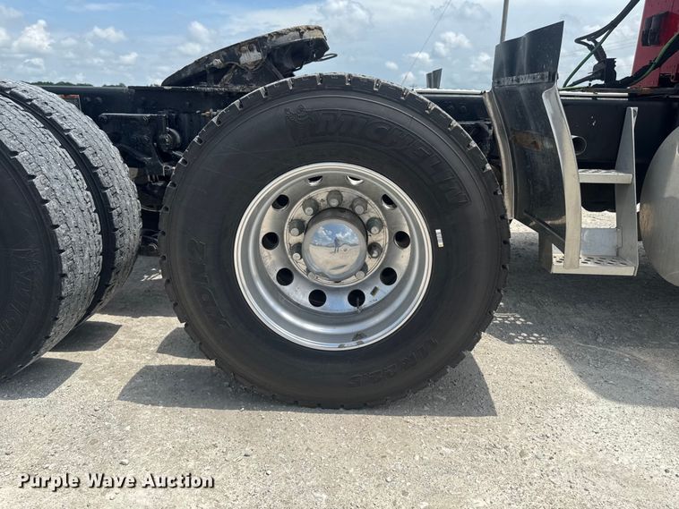 image for item DV2021 2016 Kenworth T680 semi truck