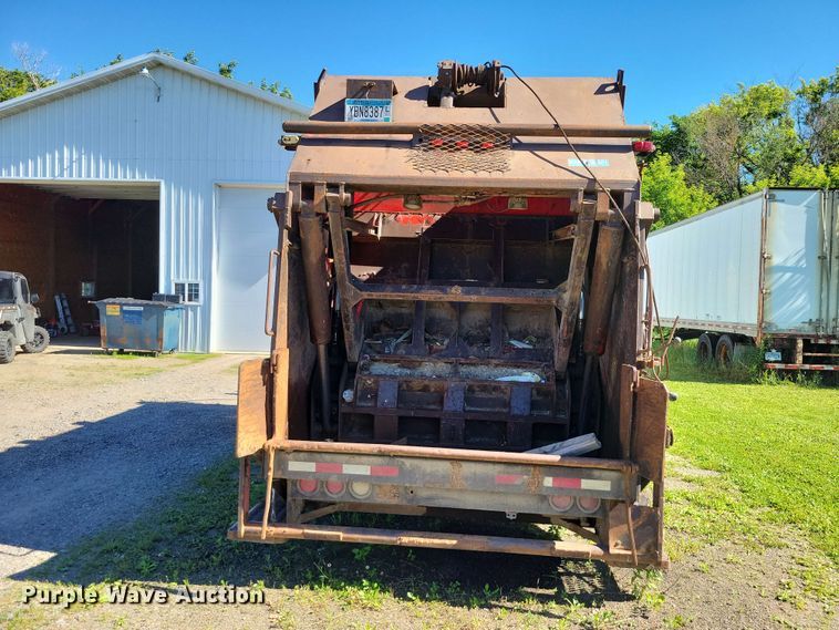 image for item DZ7340 2002 GMC C8500 refuse truck