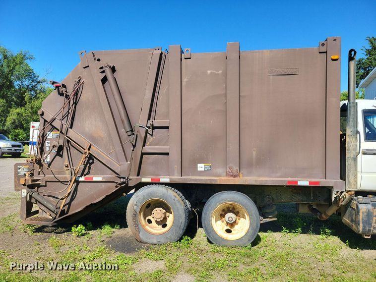 image for item DZ7340 2002 GMC C8500 refuse truck