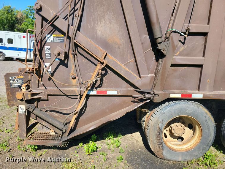 image for item DZ7340 2002 GMC C8500 refuse truck