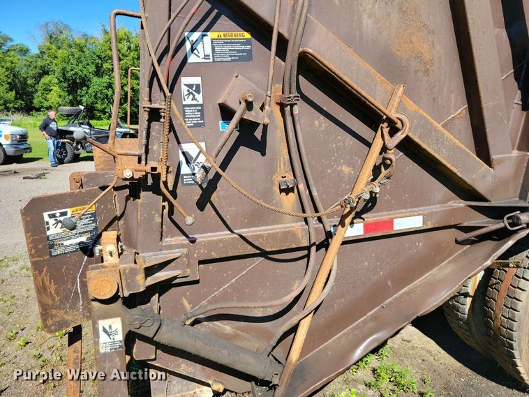 image for item DZ7340 2002 GMC C8500 refuse truck
