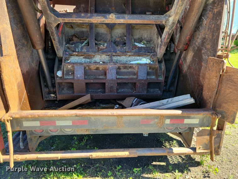 image for item DZ7340 2002 GMC C8500 refuse truck