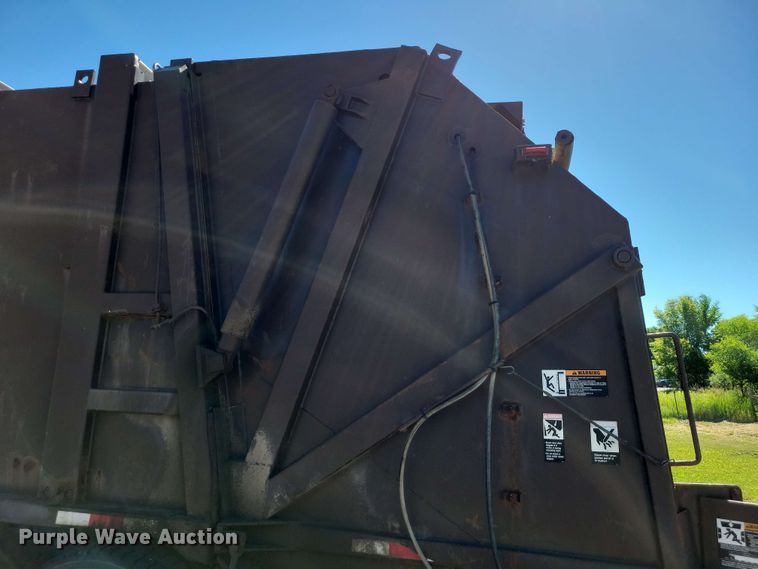 image for item DZ7340 2002 GMC C8500 refuse truck