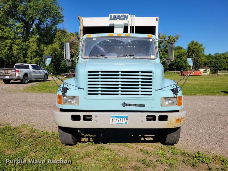 image for item DZ7341 2001 International 4900 refuse truck