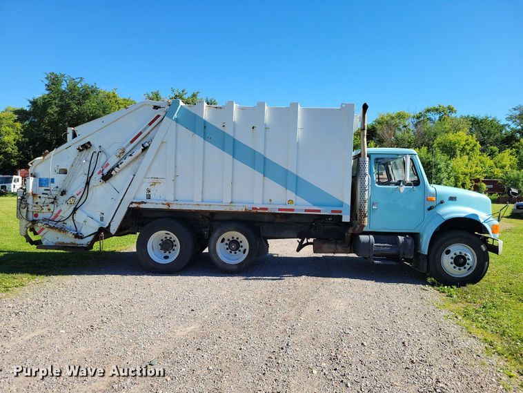 image for item DZ7341 2001 International 4900 refuse truck
