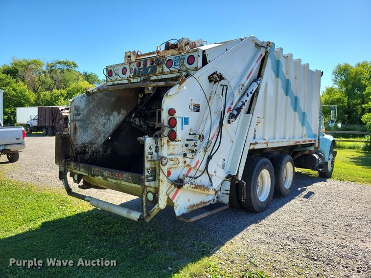 image for item DZ7341 2001 International 4900 refuse truck